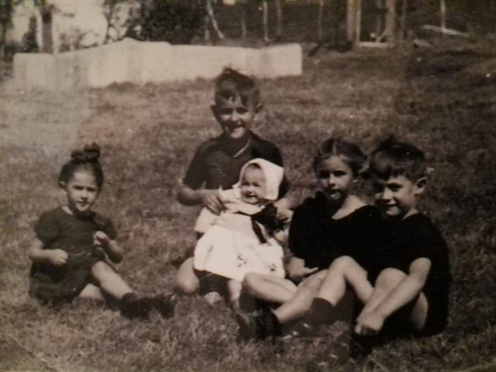 Los cinco hijos de Antonino Bilbatúa poco después del asesinato de su padre, de negro, en una foto cedida por la familia.