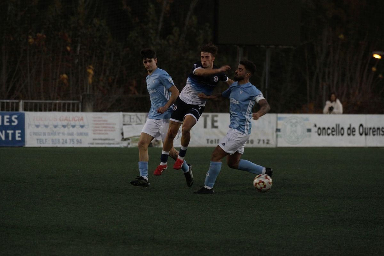 El pontino Izan trata de marcharse de dos defensores del Villalonga.