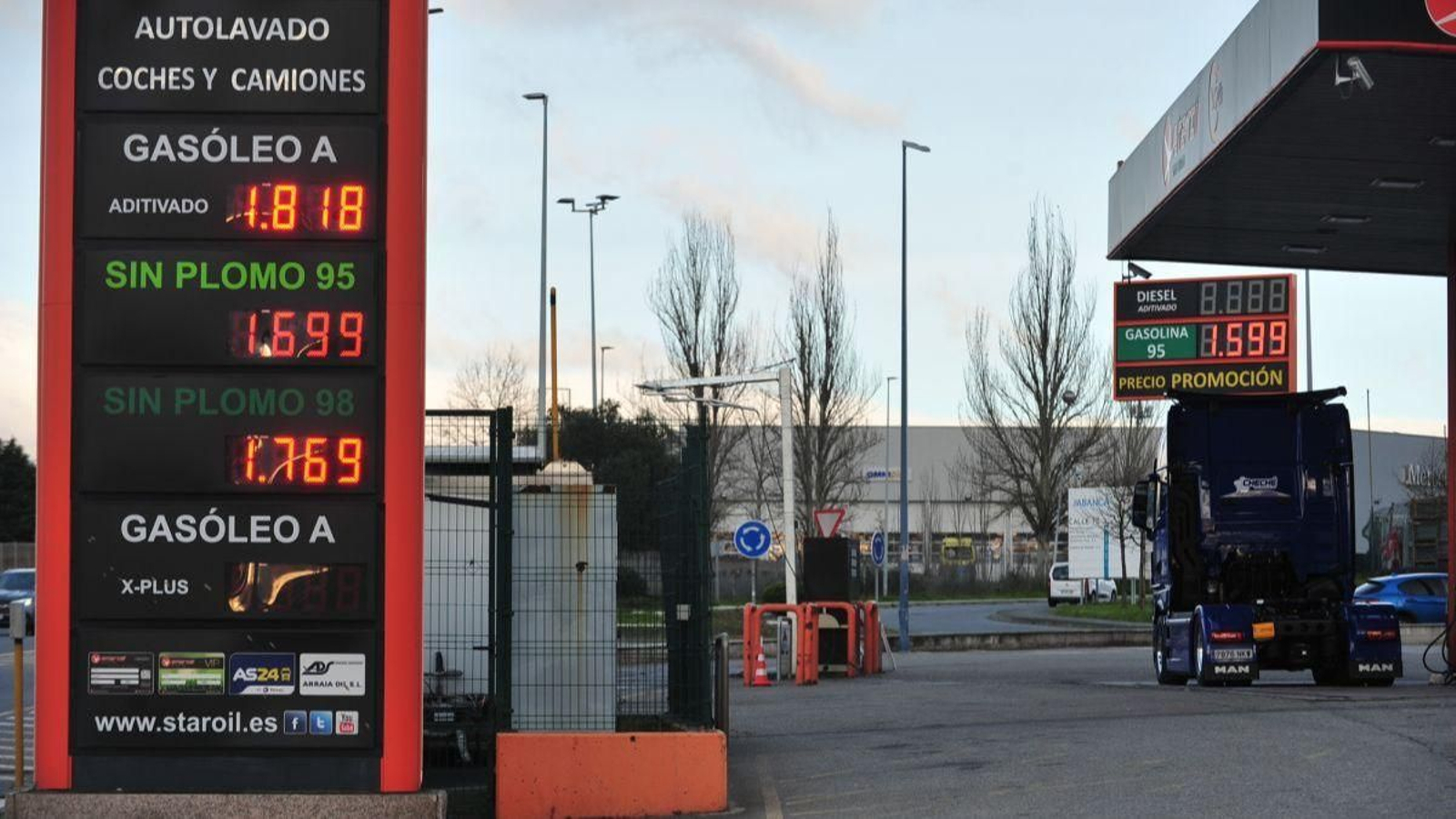 Un camión este viernes en una gasolinera de San Cibrao, con el diésel a 1,81 euros/litro.