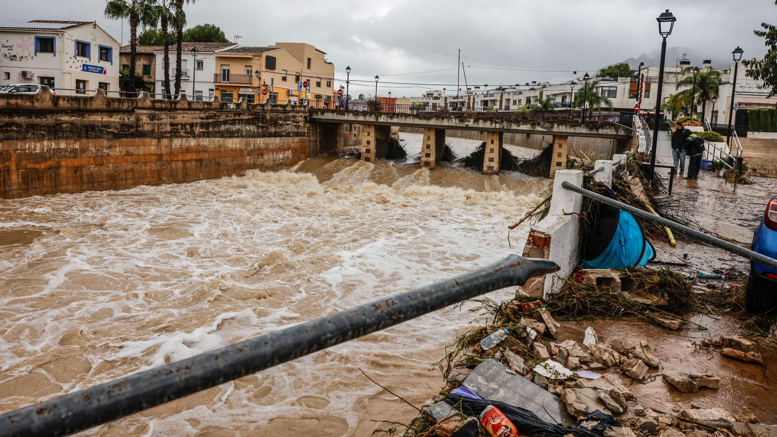 Caudal del río lleno de barro y vegetación que ha ido arrastrando el agua de las lluvias, a 19 de octubre de 2026, en Els Poblets, Comunidad Valenciana