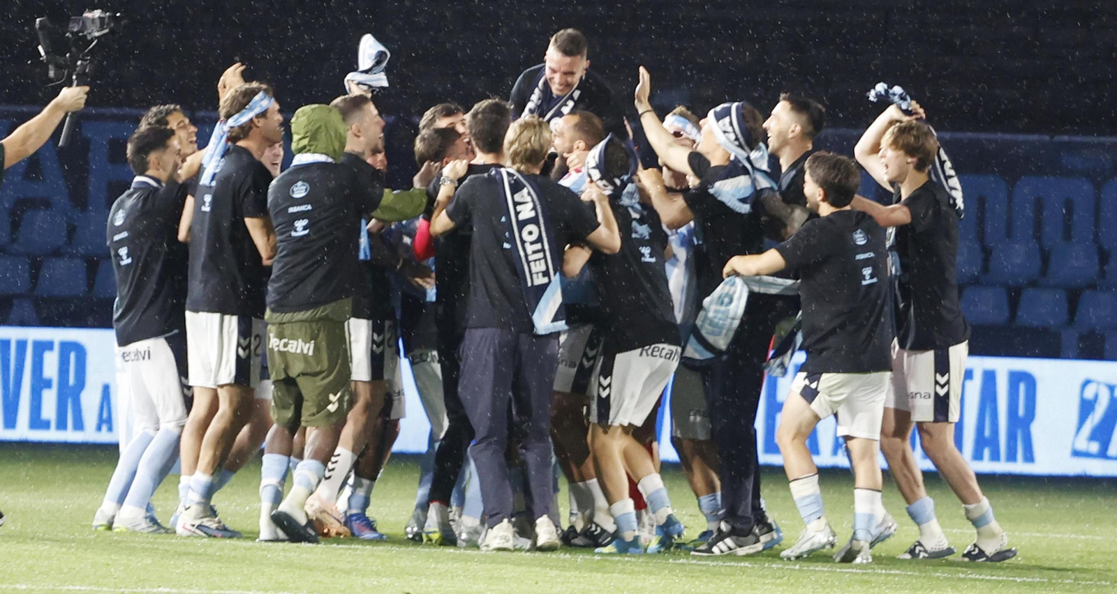 Los jugadores del Celta pudieron celebrar lo conseguido después de una larga temporada con una última victoria en Balaídos.