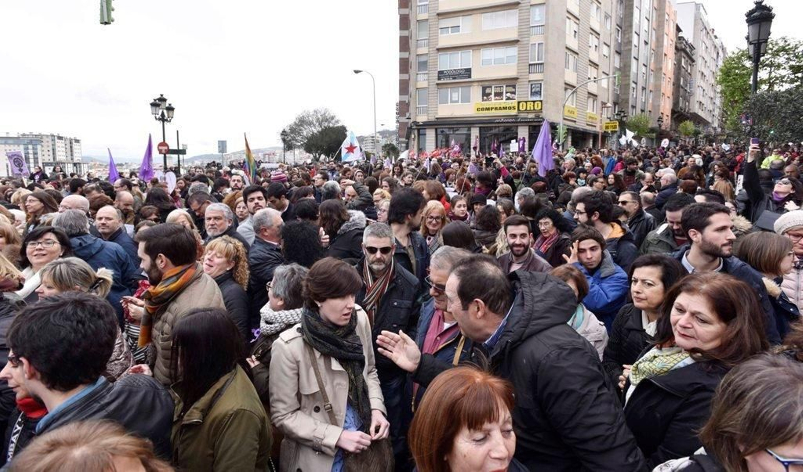 La marcha feminista recorre las calles de Vigo 04