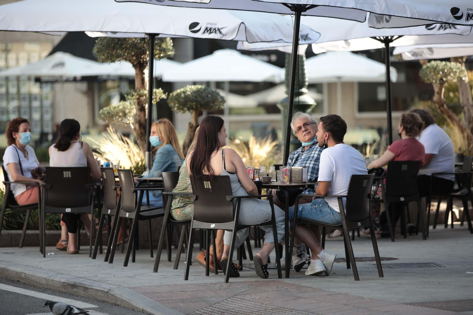 Clientes en una terraza de Vigo.