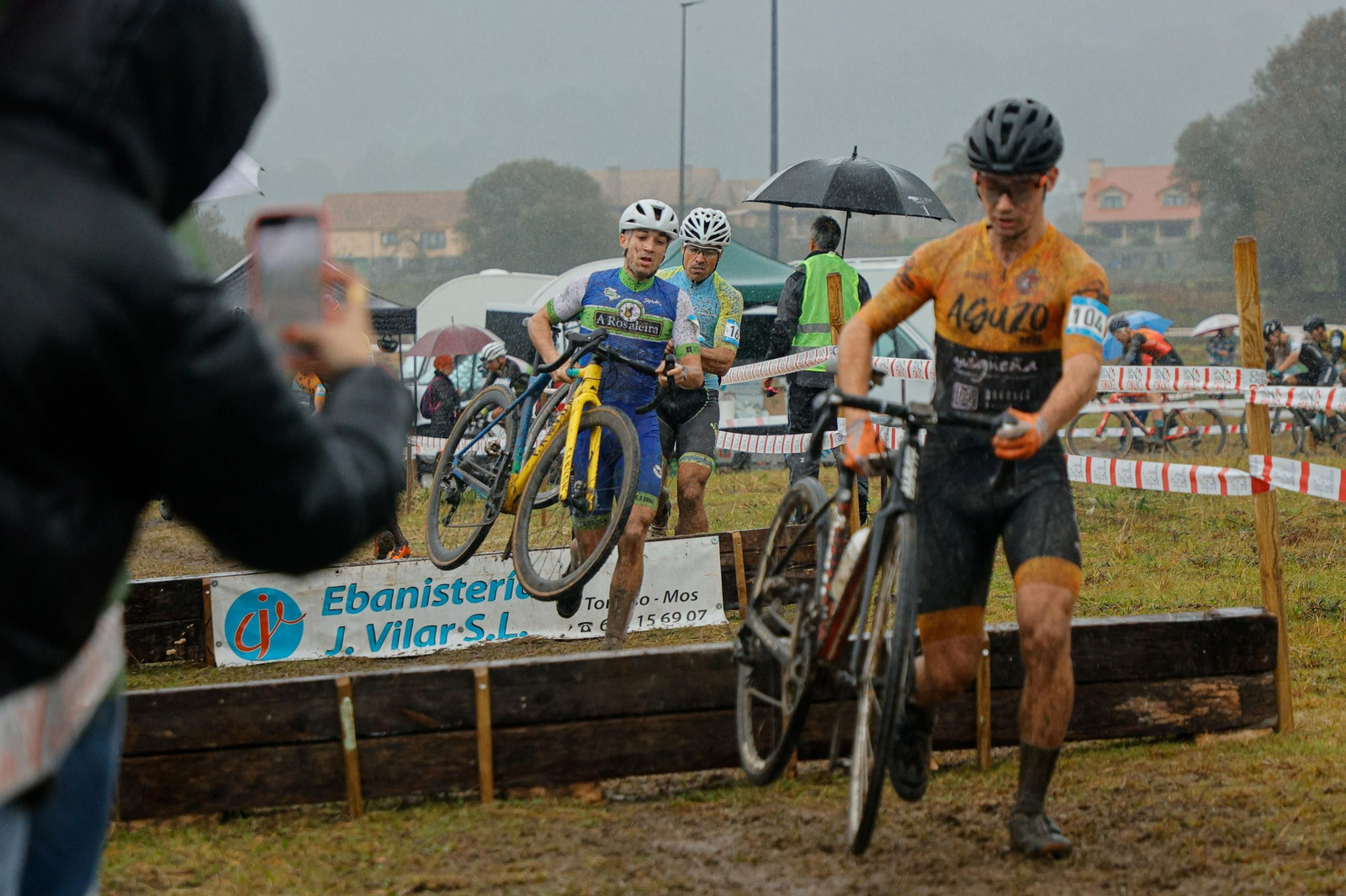 Galería | Más de 200 ciclistas compiten en el trofeo de ciclocross del Concello de Nigrán