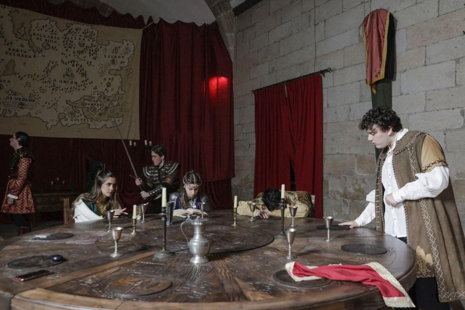 Os protagonistas da curtametraxe “8 portas” no antigo refectorio do Mosteiro.