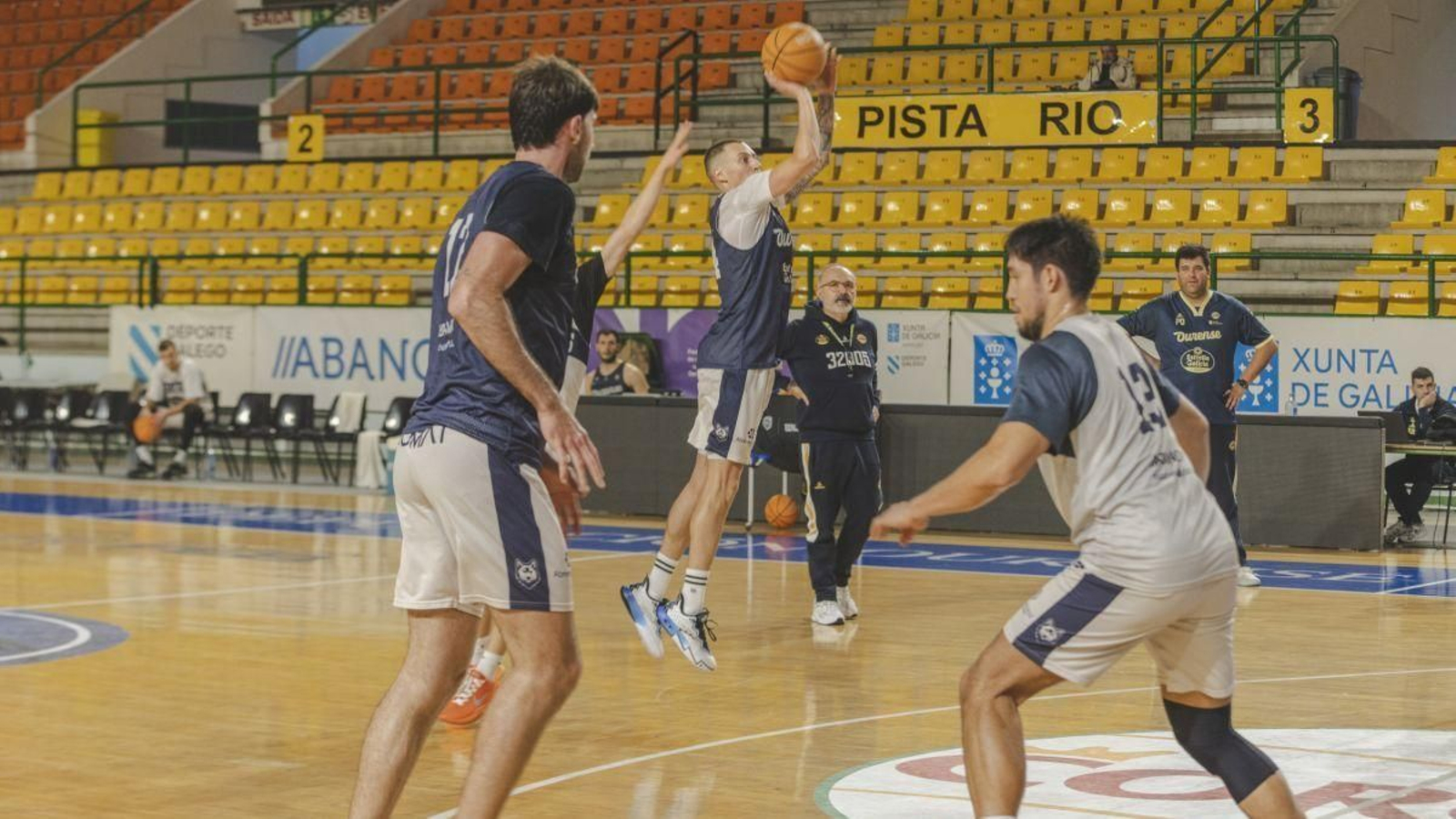 El base del COB Toms Leimanis realiza una lanzamiento en un entrenamiento en el Pazo.