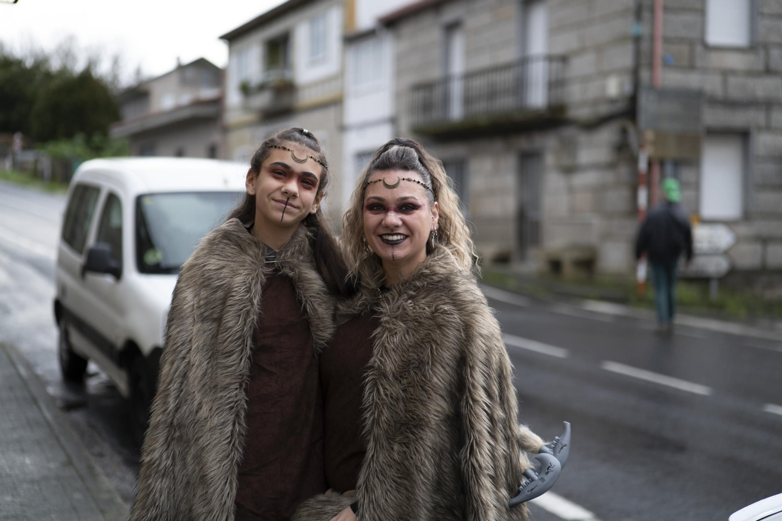 Galería | El Entroido itinerante de Parada de Amoeiro lleva la diversión por bandera