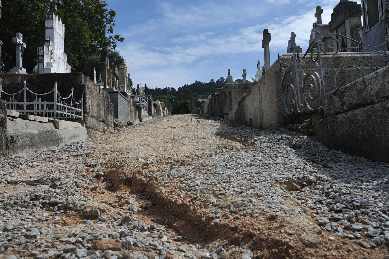 El mal estado de los caminos del cementerio de San Francisco (Foto: José Paz)