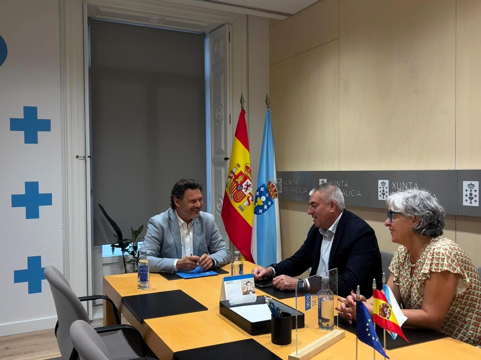 Miranda con los respresentantes de la Casa de Galicia de Alcorcón