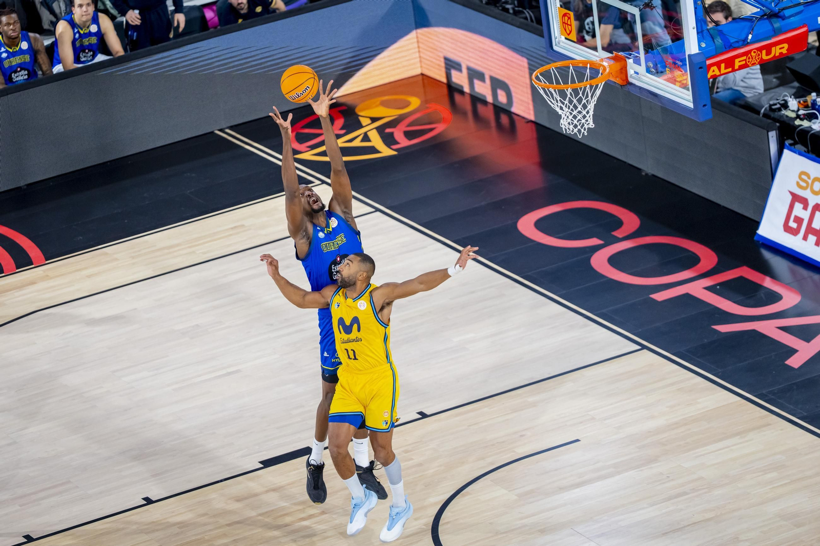 Romaro Gil toma un rebote en la semifinal de Copa de España ante el Estudiantes.