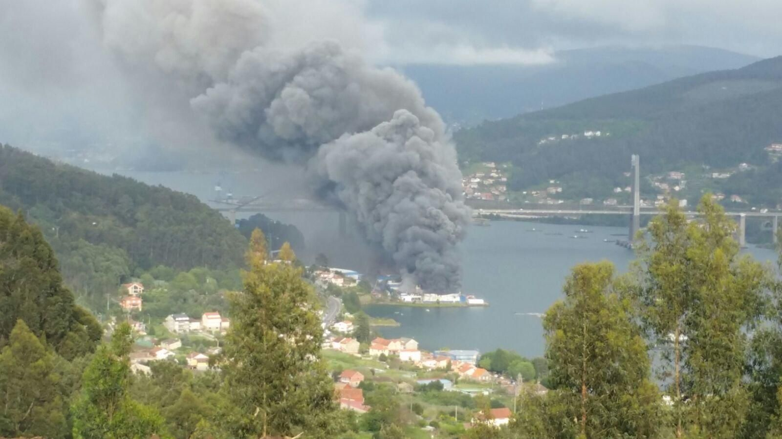 Gran incendio en la factoría Fandicosta de Domaio // Dpto. Fotografía Atlántico
