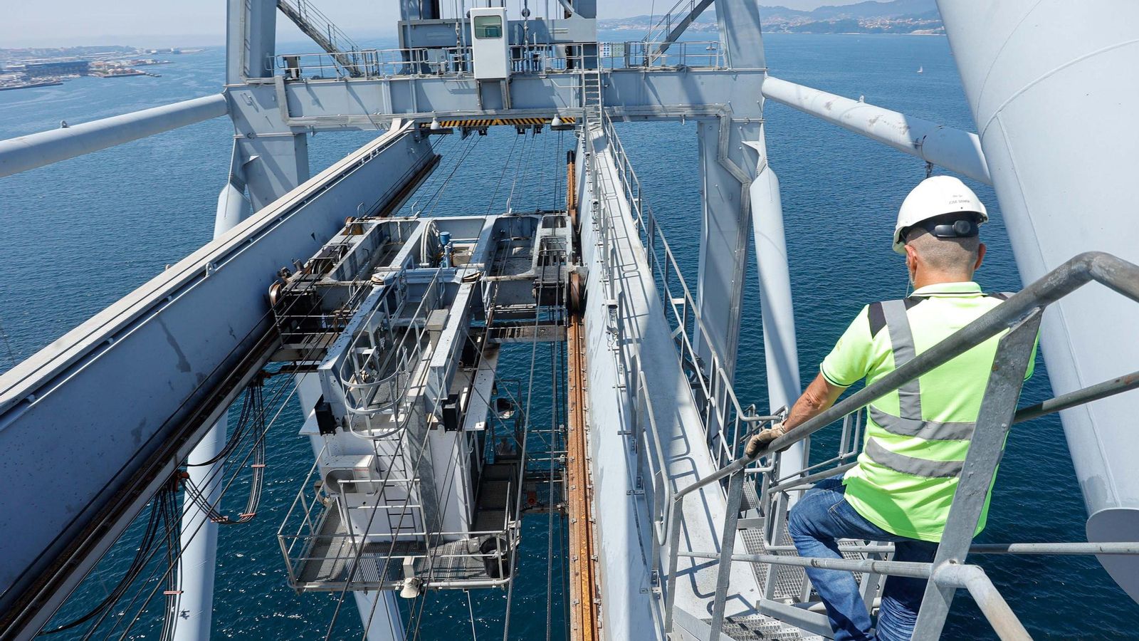 Galería | Una supergrúa de 110 metros se instala en Guixar