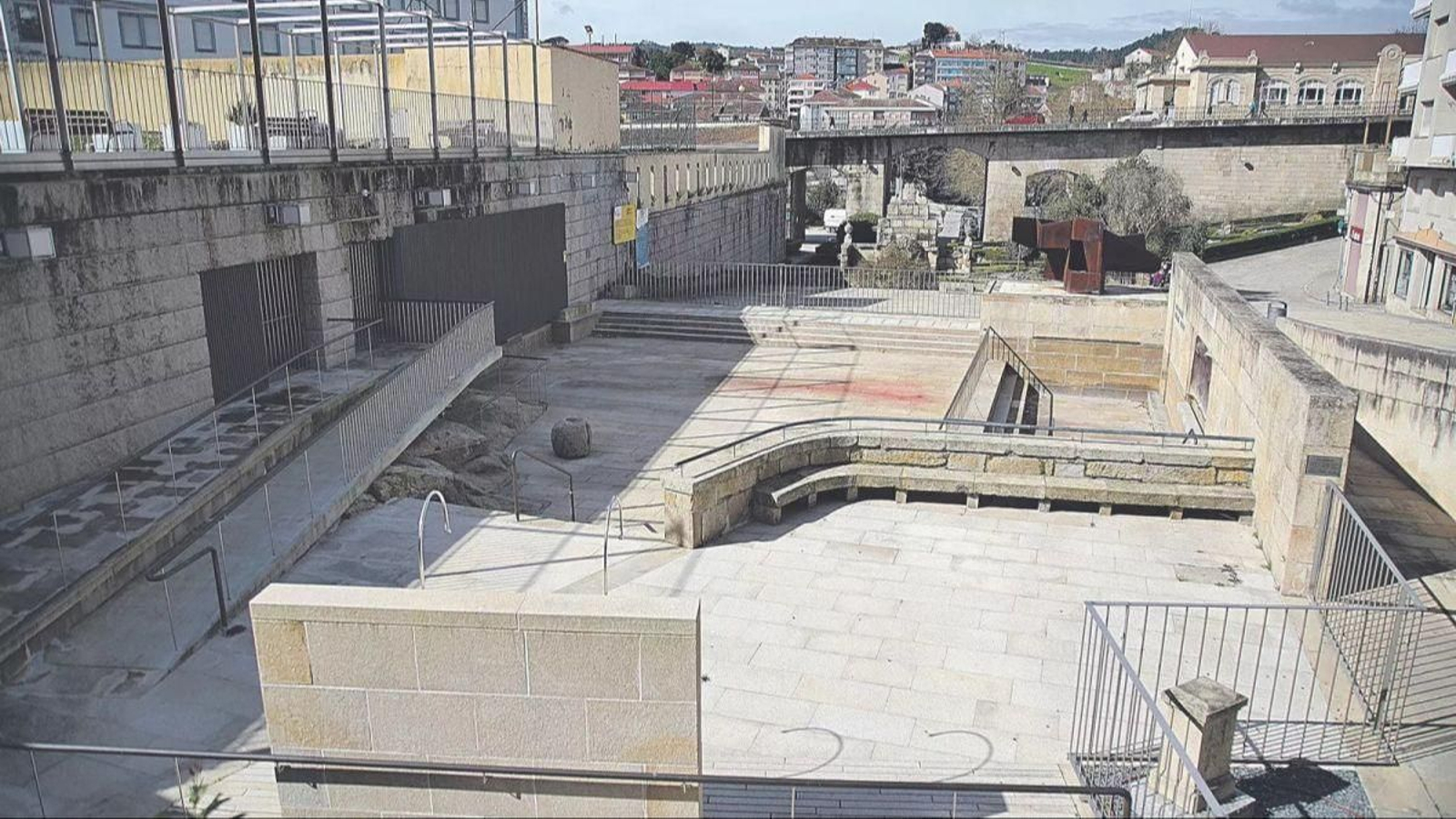 La piscina de As Burgas, cerrada hace seis años y medio.