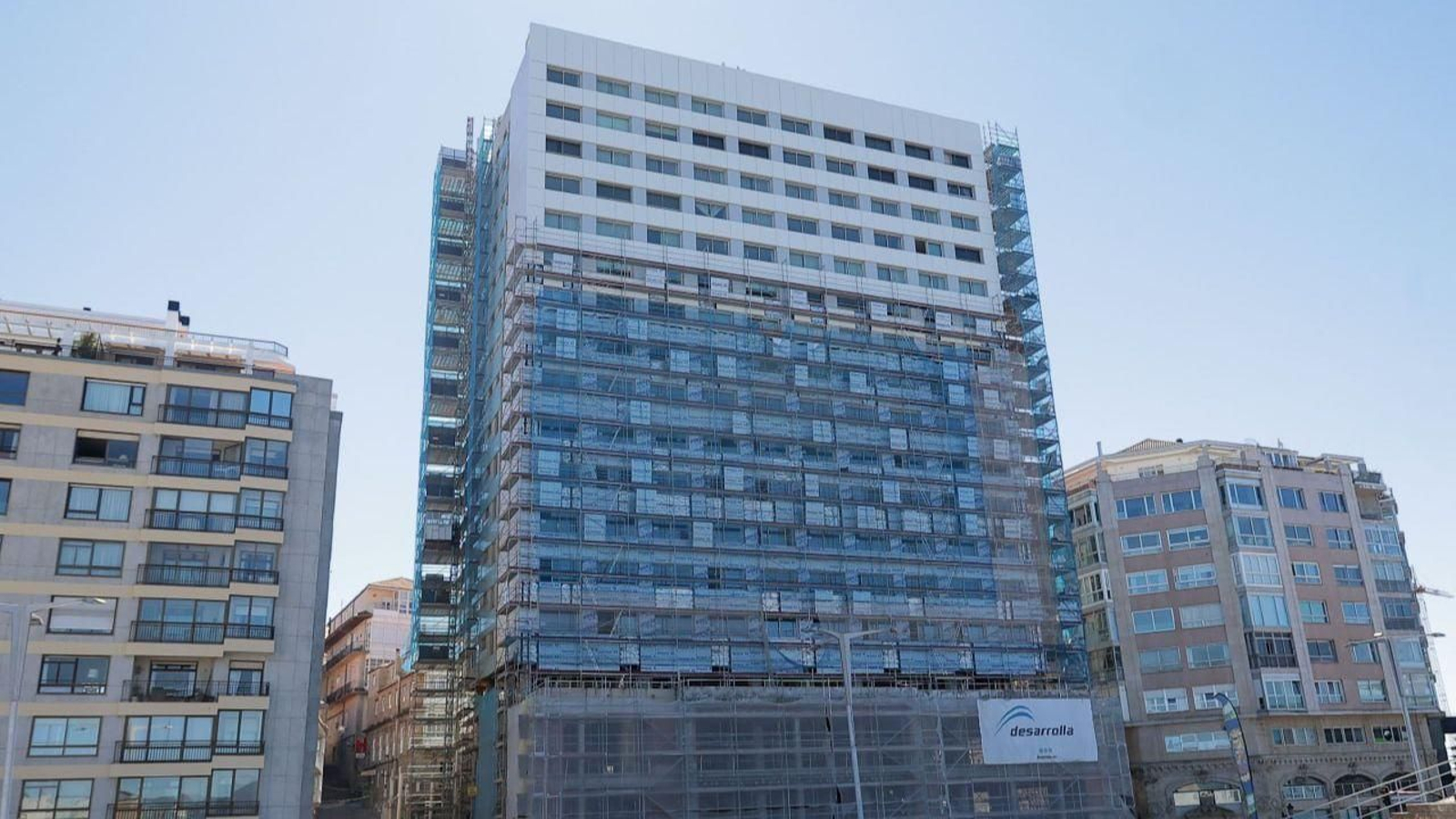 La fachada del Bahía, ya luciendo de blanco en los pisos superiores.