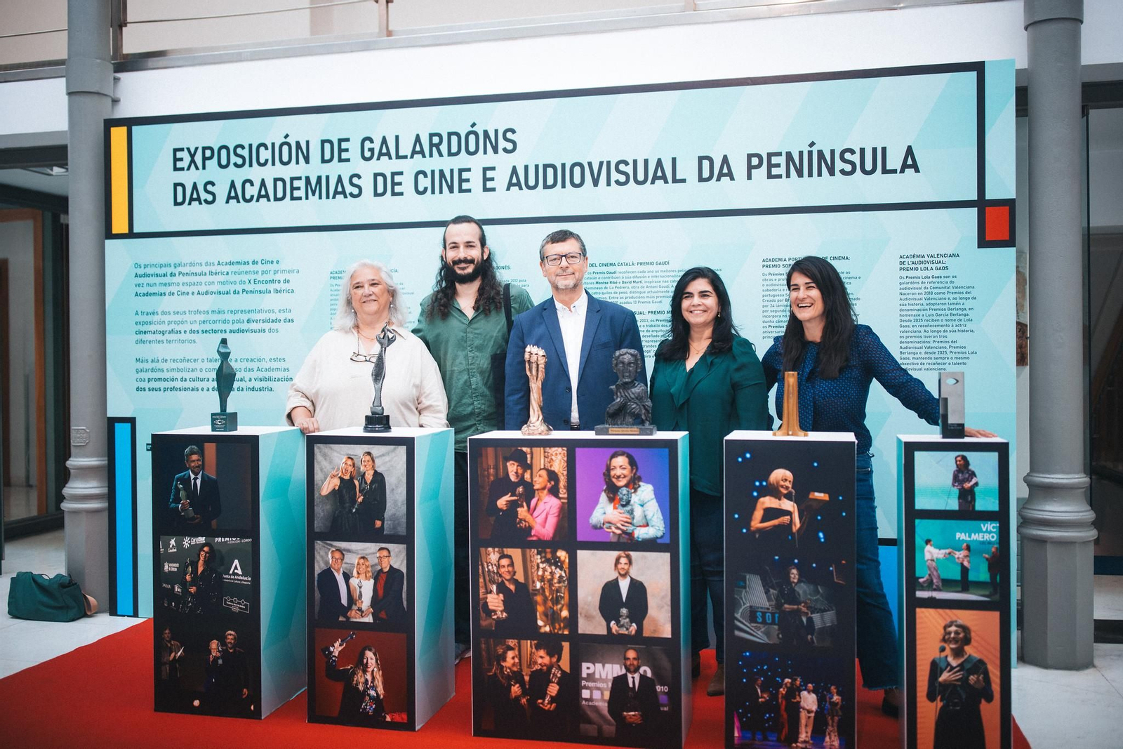 Exposición de galardóns das academias de cine.
