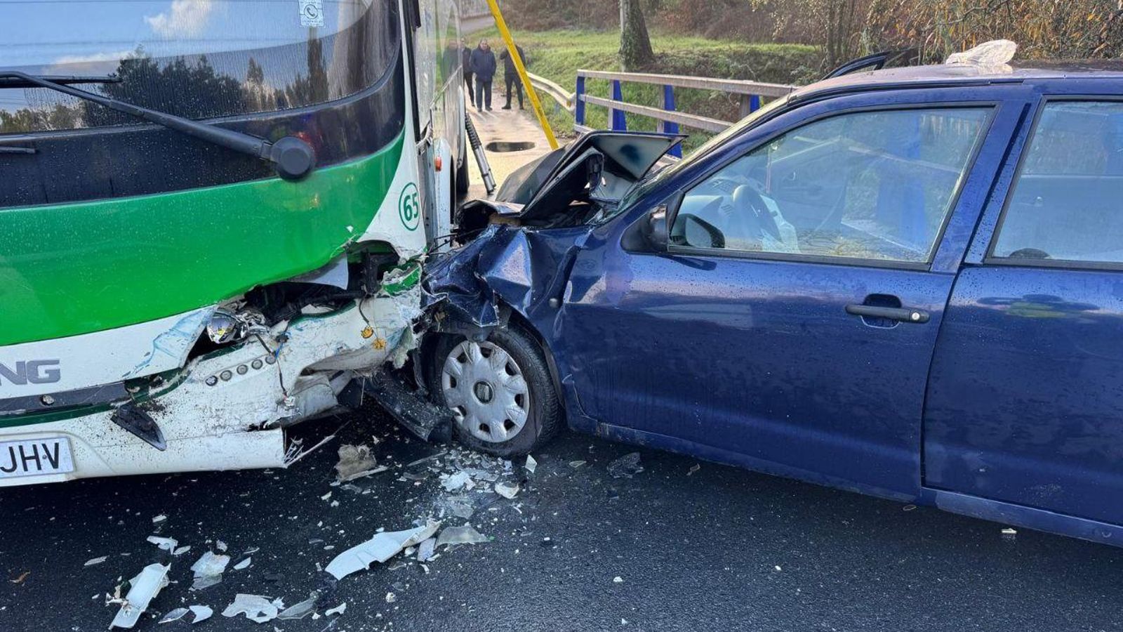 El coche acabó empotrado contra el autobús escolar en As Neves.