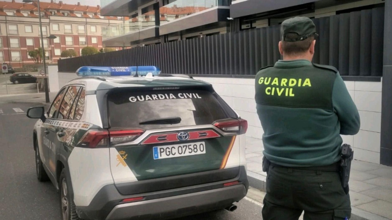 Un agente de la Guardia Civil durante una actuación.