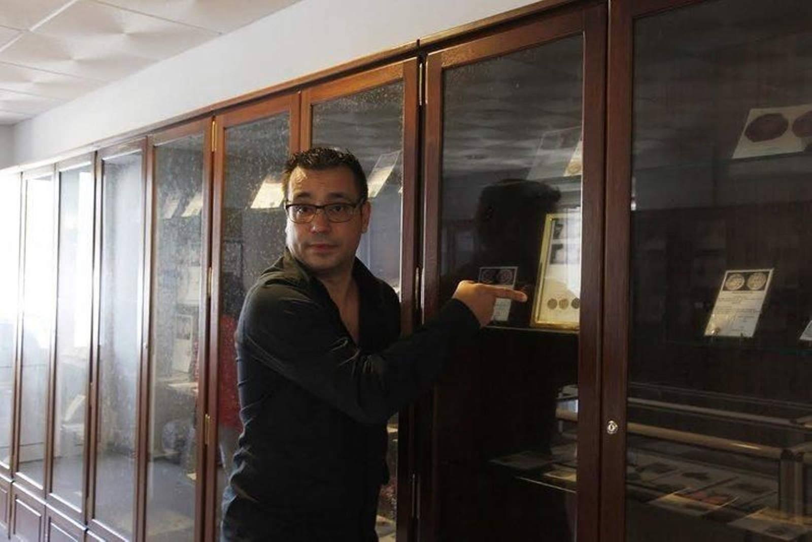 Jaime Paz, hijo del fundador del museo, señala varias piezas. (CAROLINA PIÑEIRO)