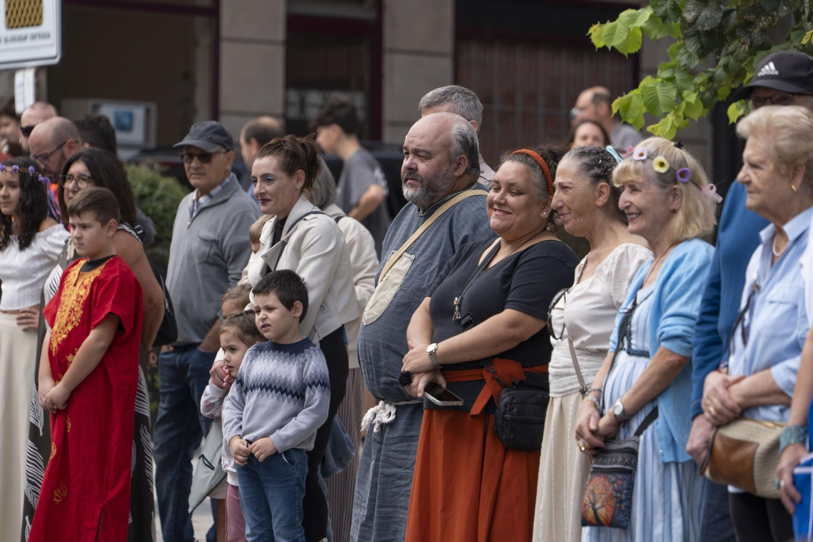 Galería | Reyes, clero, doncellas y caballeros desfilan por las calles de Ribadavia en la Festa da Istoria