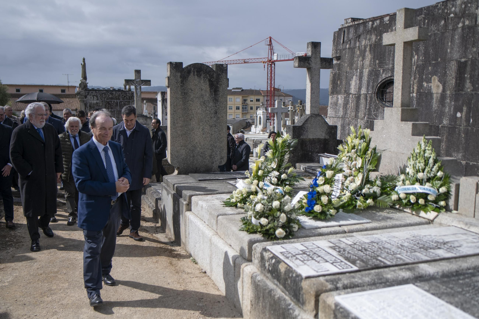 Eduardo López, presidente de la Fundación Otero Pedrayo, frente a la tumba del intelectual en el 50 aniversario de su fallecimiento.
