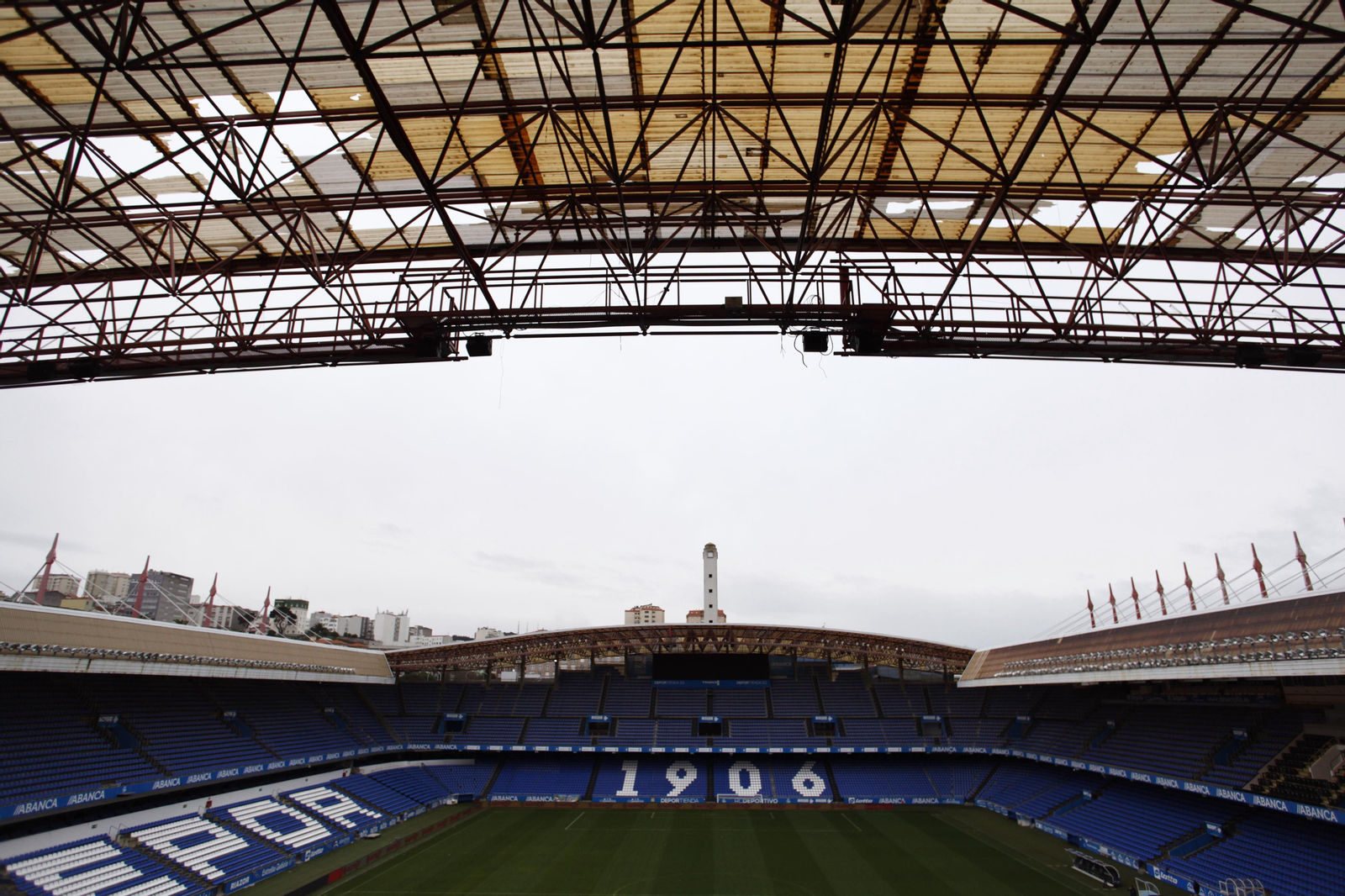 La cubierta de las gradas de los dos fondos de Riazor quedó visiblemente dañada por el viento.