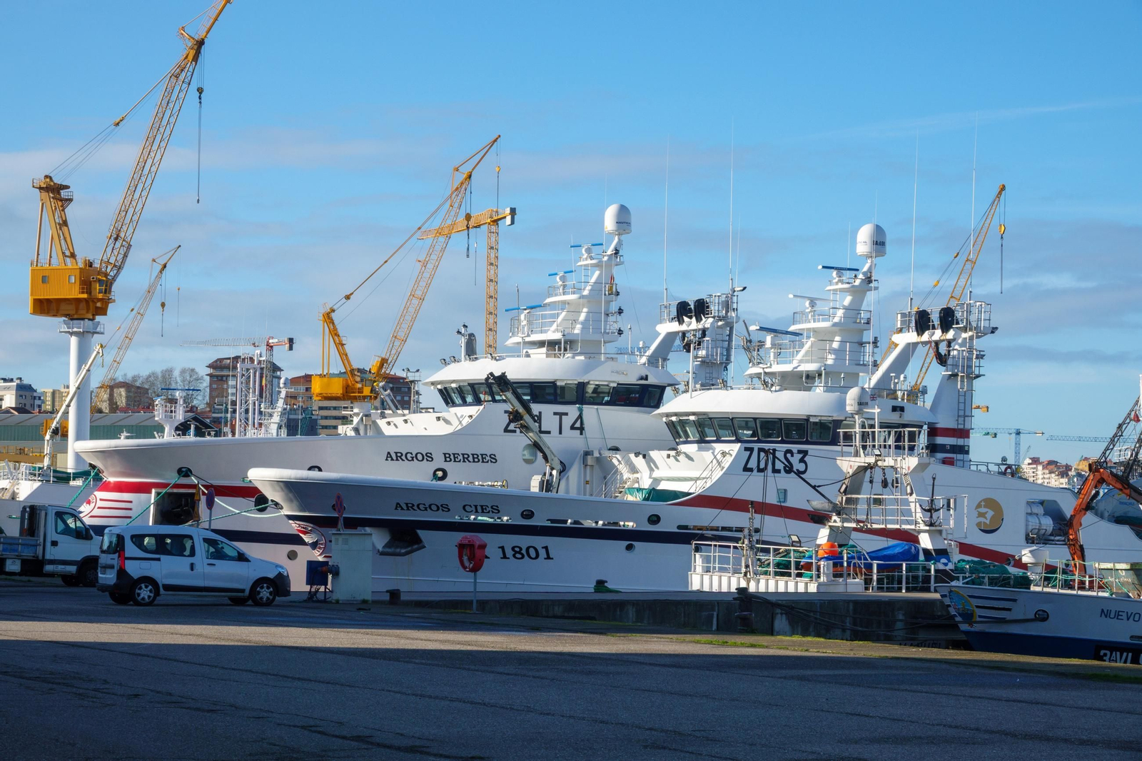 Varios de los arrastreros que faenan en el caladero de Malvinas, amarrados en los muelles de O Berbés.