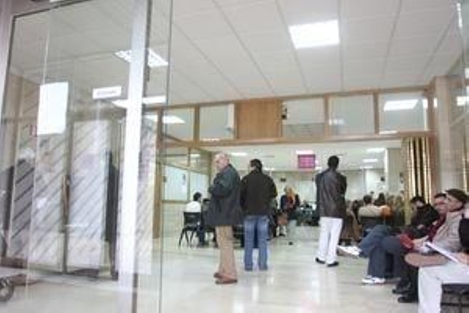 Un grupo de personas espera para tramitar el DNI, en Ourense.