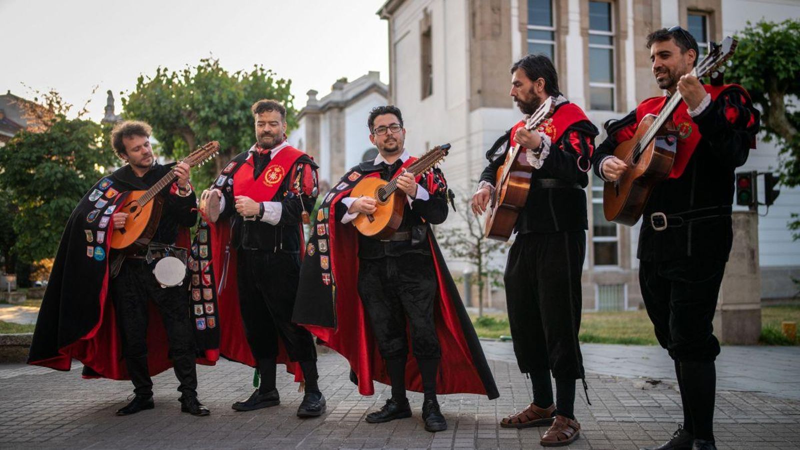 Componentes de la Tuna Universitaria de Ourense. (FOTO: ÓSCAR PINAL).