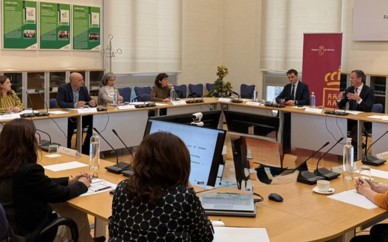 Reunión celebrada hoy por el consejero de Presidencia, Portavocía, Acción Exterior y Emergencias, Marcos Ortuño, y el director general de Acción Exterior y Cooperación, Juan José Almela, con representantes de las ONGD