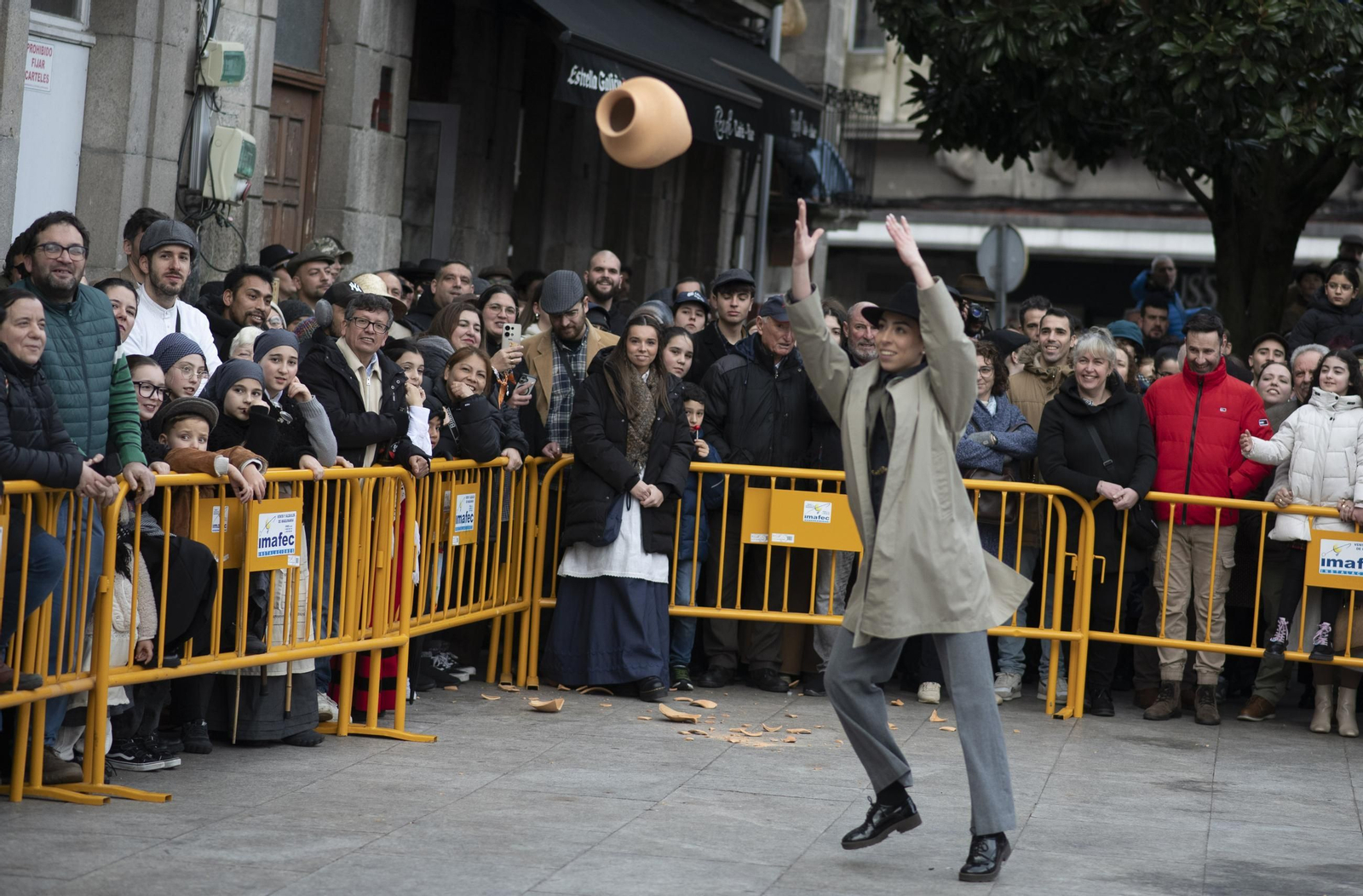 Galería |  Xinzo celebra su Domingo Oleiro con las olas volando en la Plaza Mayor