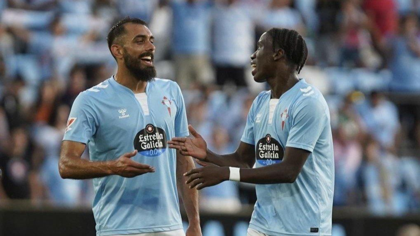 Borja Iglesias e Ilaix Moriba conversan en un momento del partido de ayer.