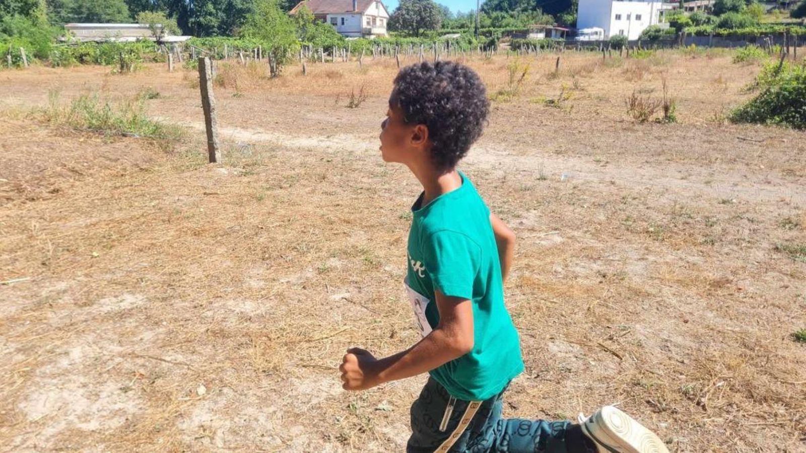 Uno de los jóvenes participantes atraviesa la senda del Tea, ayer durante el trail.