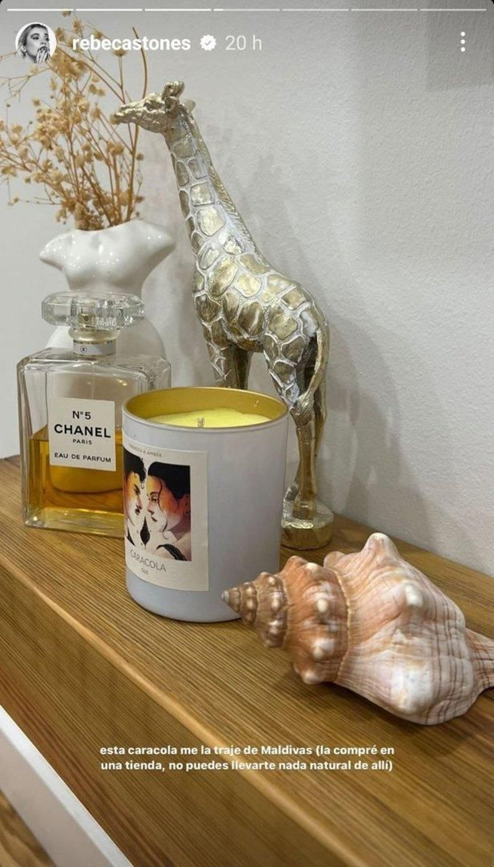 La caracola que Rebeca Stones compró en Maldivas. // Instagram (@rebecastones)