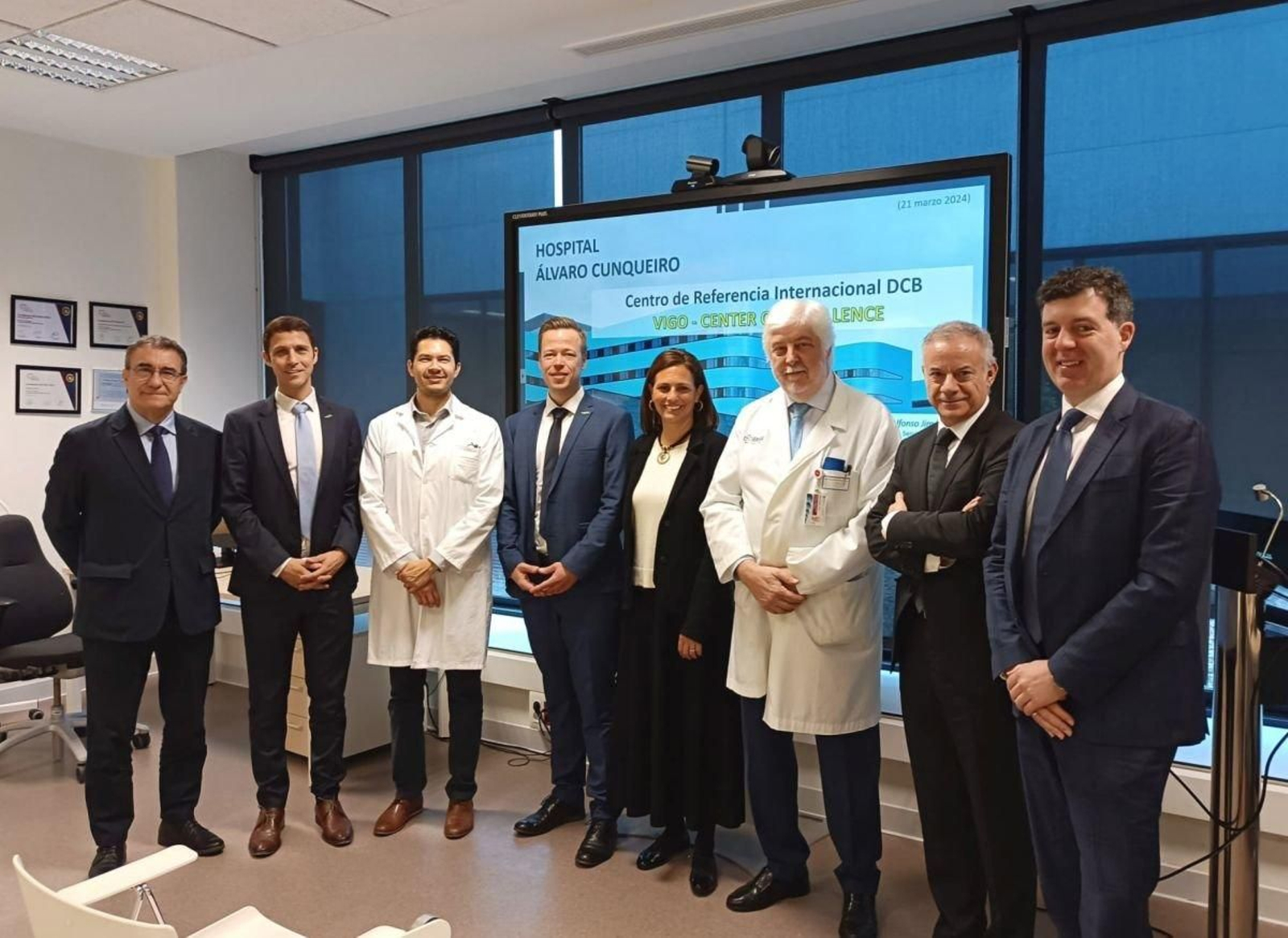 El jefe de Cardiología, Andrés Íñiguez, tercero por la derecha, con miembros de B. Braun.