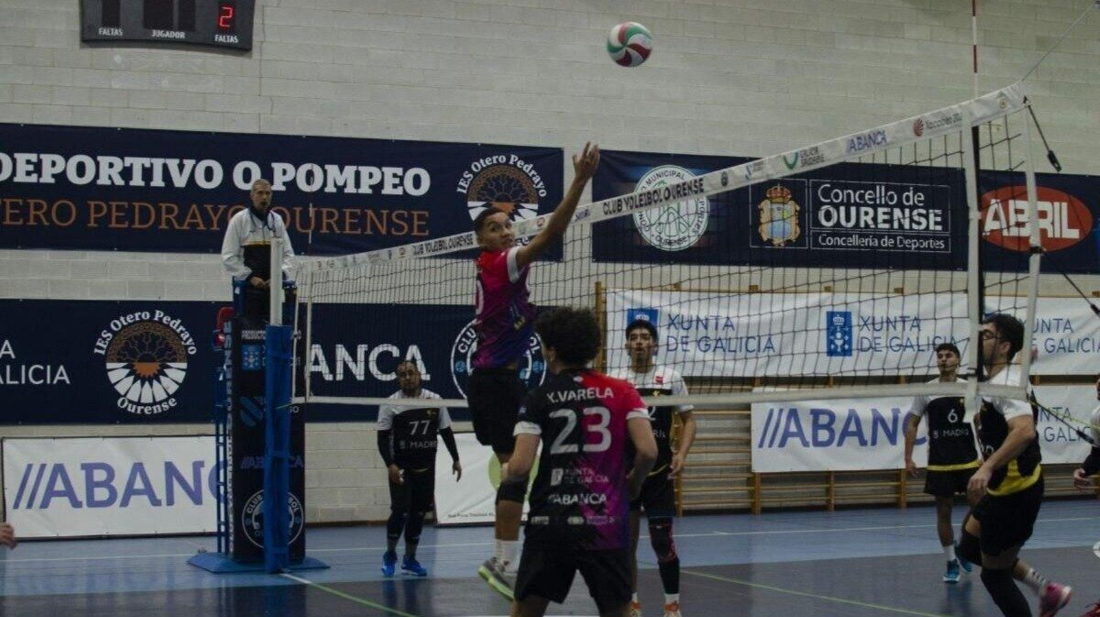 La pelota supera el bloqueo y se encamina hacia el campo del Asesores Vila Castro. | Foto: Lucía Otero