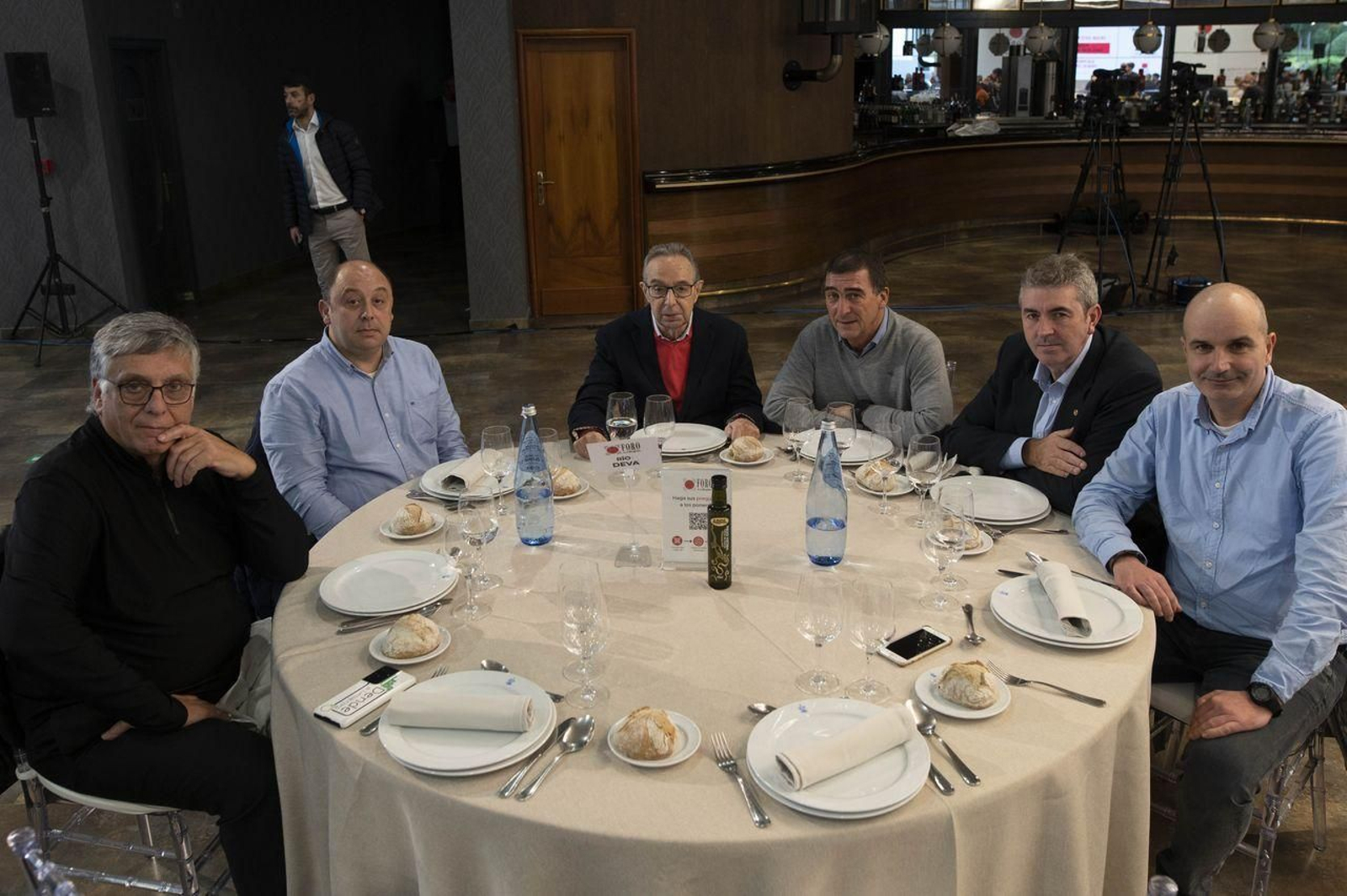 MESA RÍO DEVA | Luis Veloso, director del colegio de Maside; José Antonio Álvarez, de GRI Towers Galicia; Jacinto Seara, físico nuclear; Santiago Ferrer Moreira, director del CIFP A Xunqueira (Pontevedra); Antonio Teira, director del CIFP Coruxo (Ribeira), y Ricardo Vaamonde, director del CIFP Universidade Laboral (Culleredo).