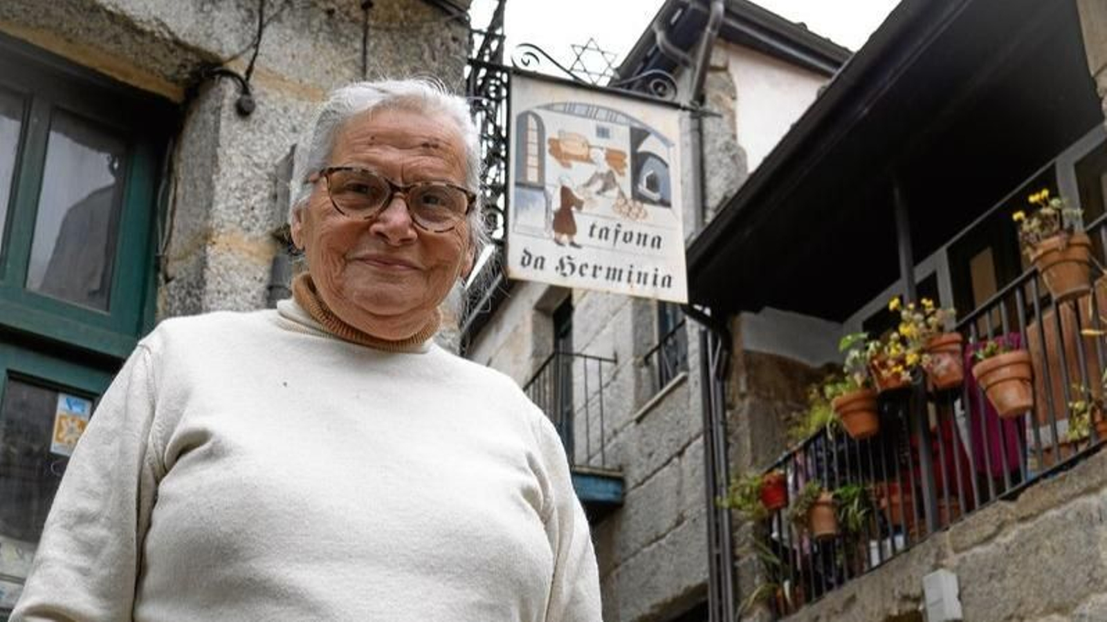 Herminia, ante el cartel de su popular "Tafona da herminia", en Ribadavia. (FOTO: A. CH.)