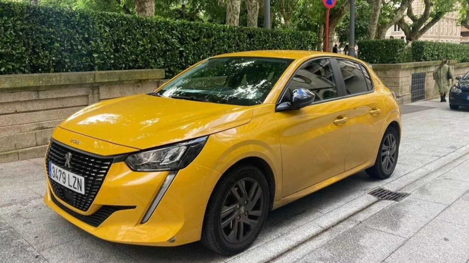 El coche del alcalde, en la calle Xaquín Lorenzo.