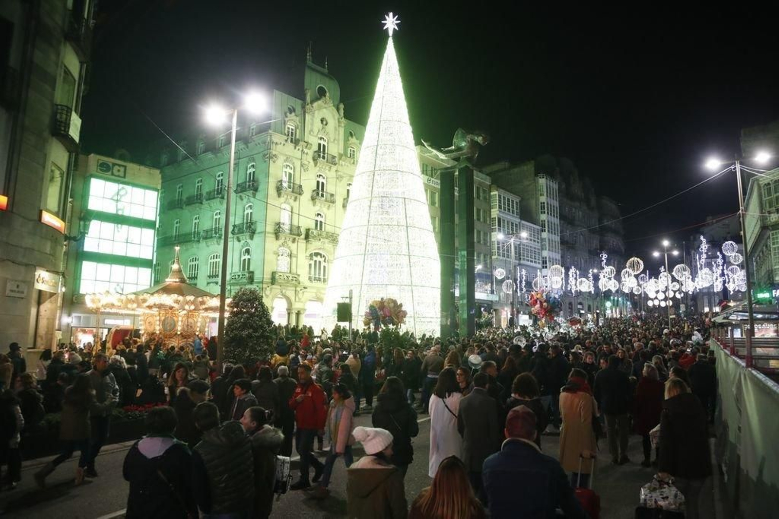 Los turistas invaden Vigo en el Puente240