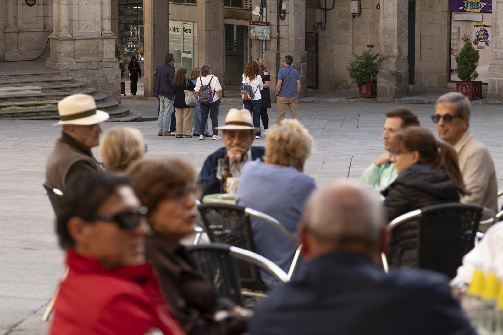 Galería | Sol, turistas y mucho ambiente en la ciudad de Ourense, en fotos