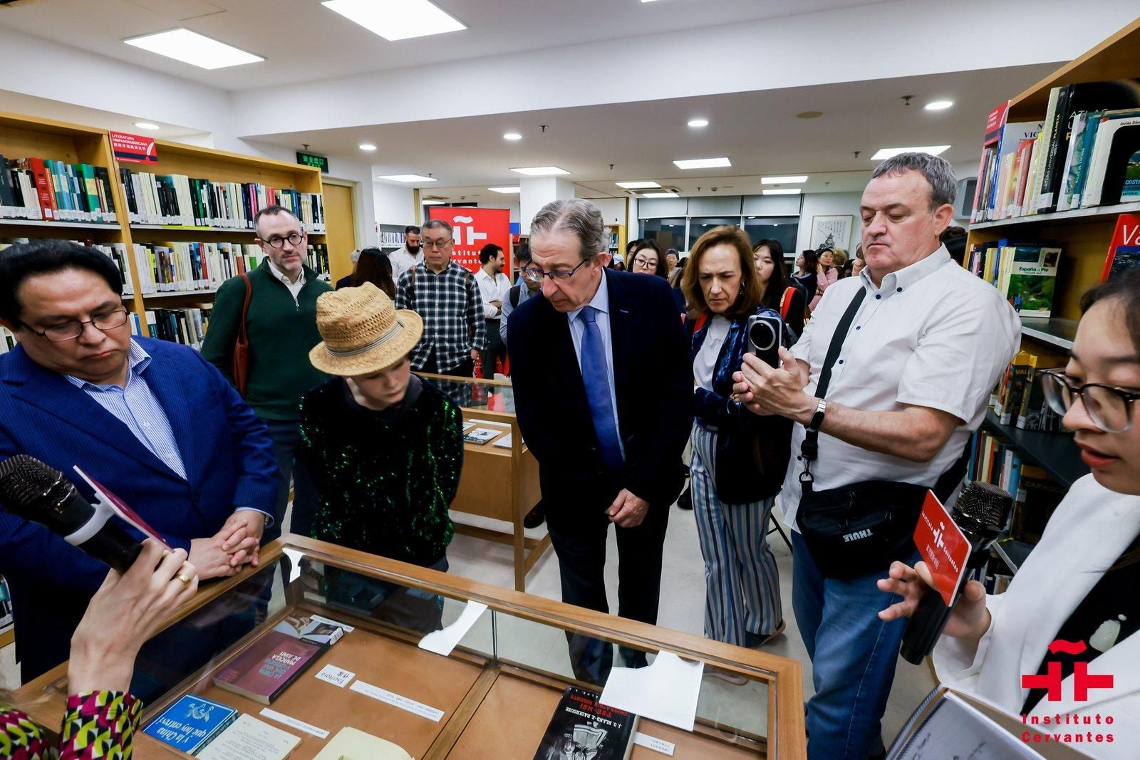 Público visitando la Biblioteca