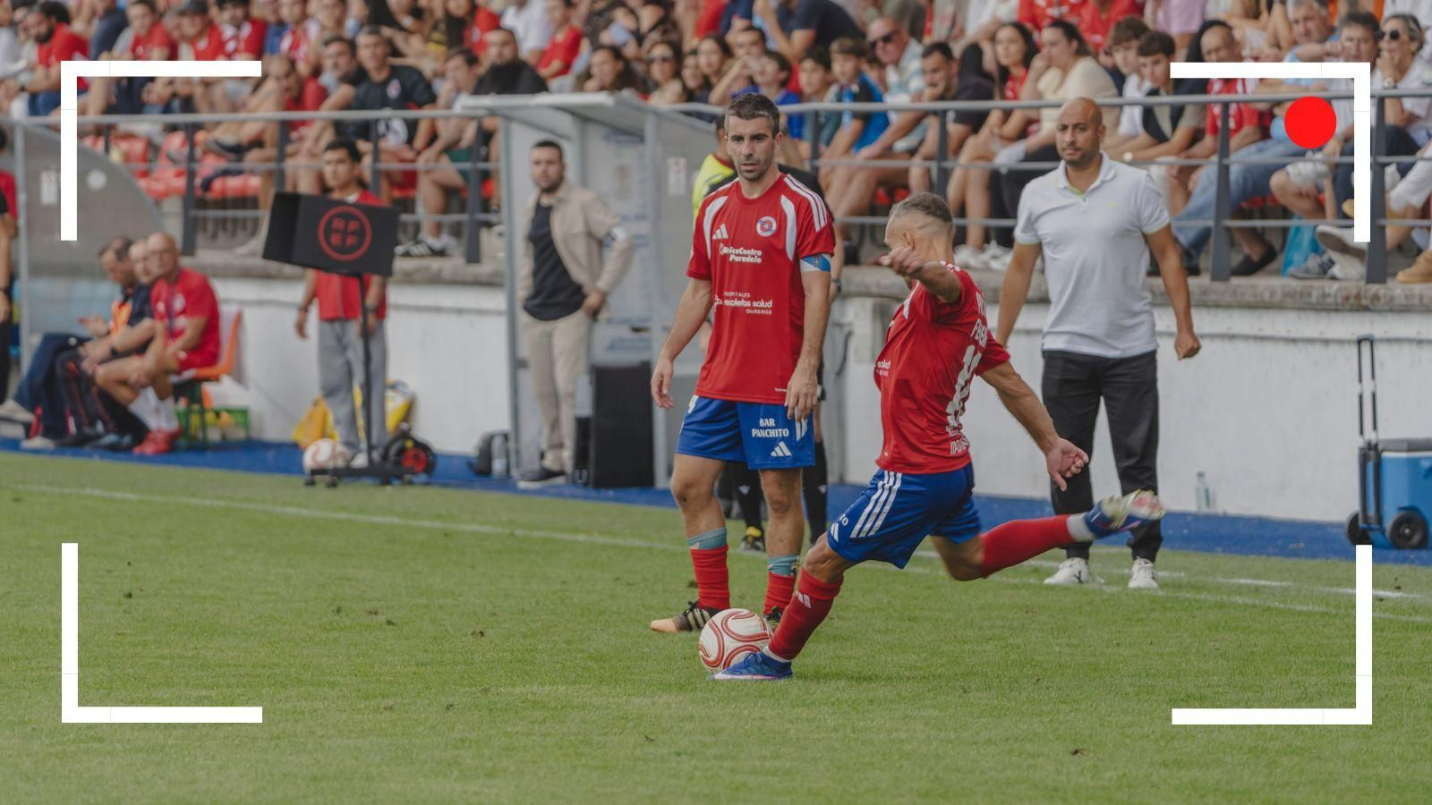 David Ferreiro se dispone a lanzar una falta en el estreno de la UD Ourense en Primera Federación.