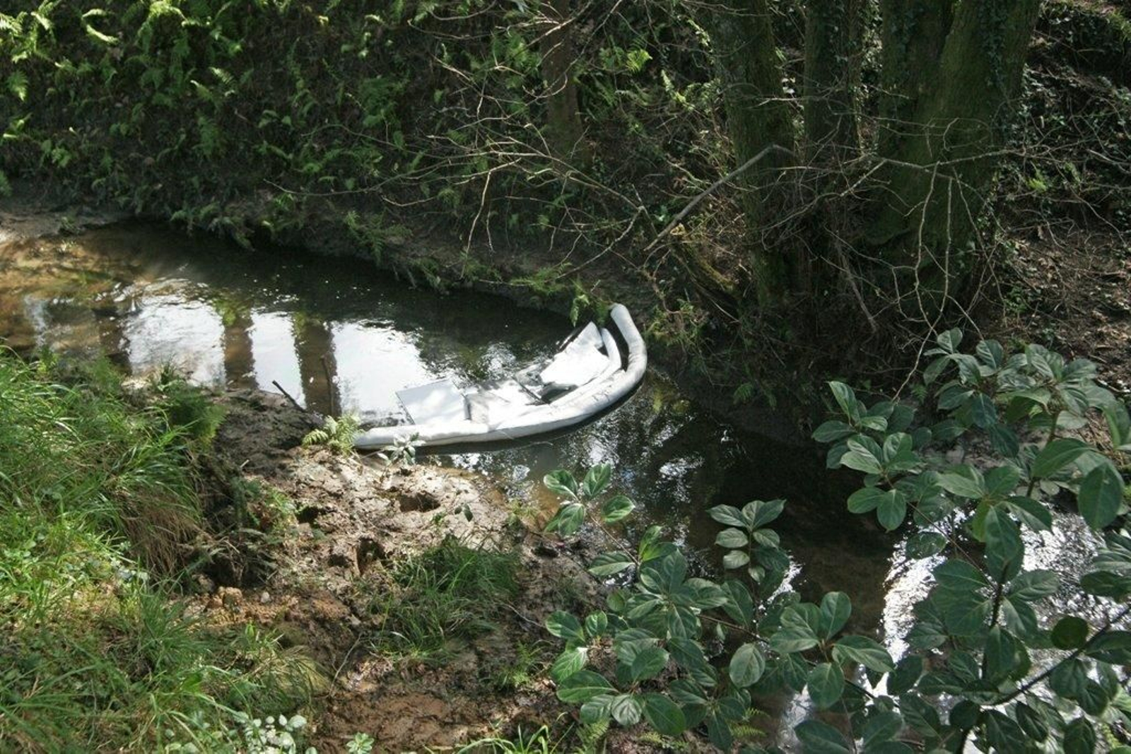 Vertido en el río Lagares Foto Vicente  02