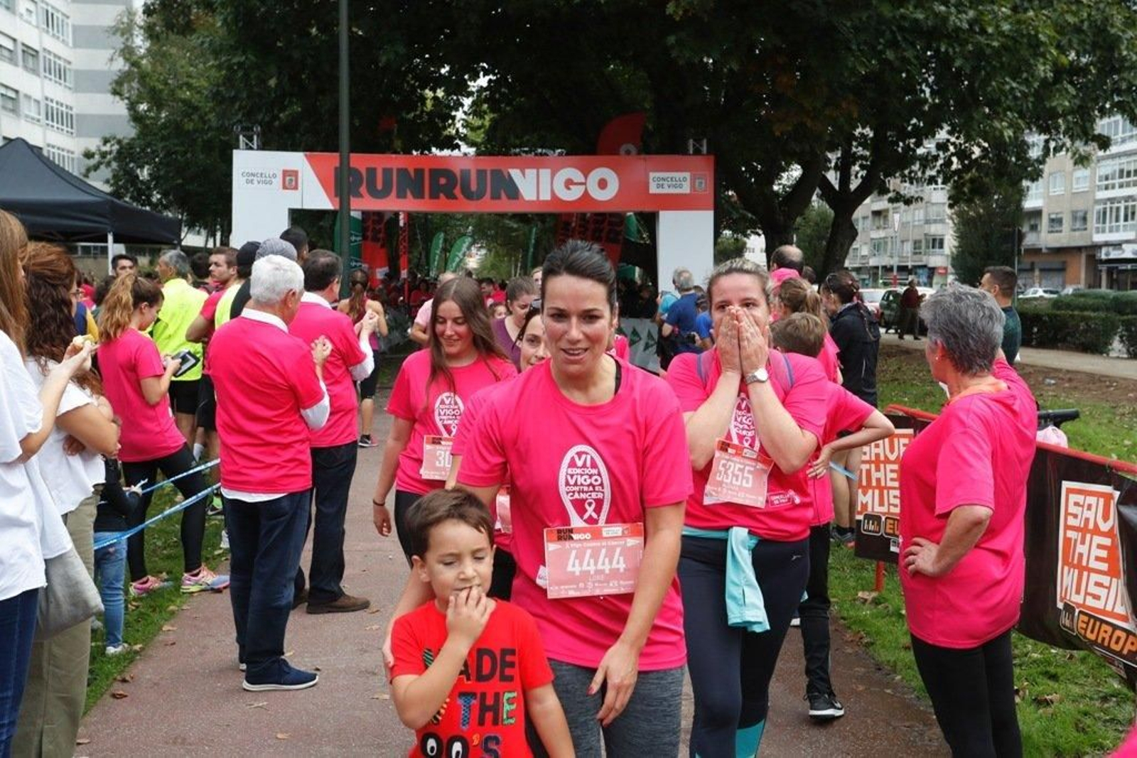 El color rosa abarrotó la Avenida de Castelao - JV Landín 066
