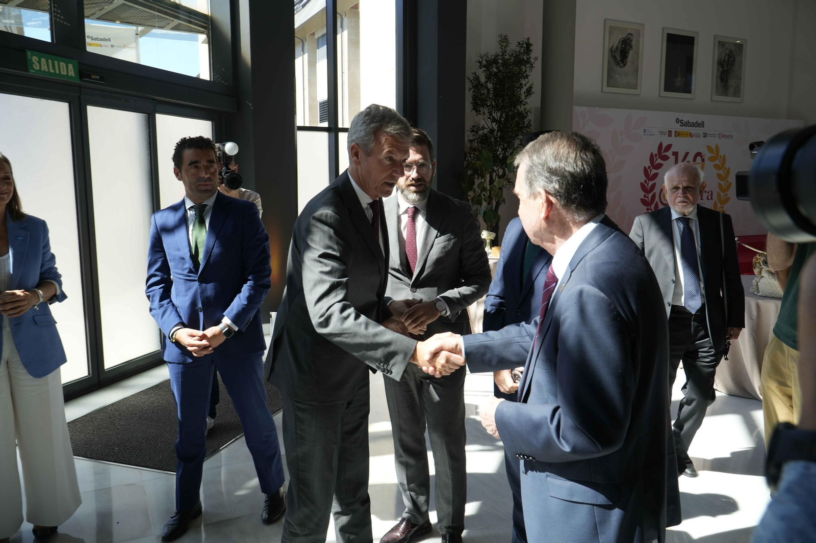 Alfonso Rueda y Abel Caballero se saludaron al inicio de la jornada del 140 aniversario de la Cámara.