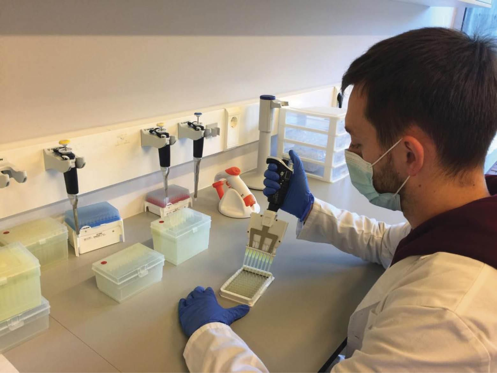 Un investigador de Lincbiotech en sus laboratorios.