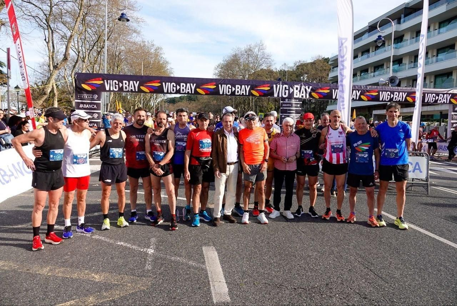 Representantes del Concello de Vigo con algunos participates en la Vig-Bay 2024.