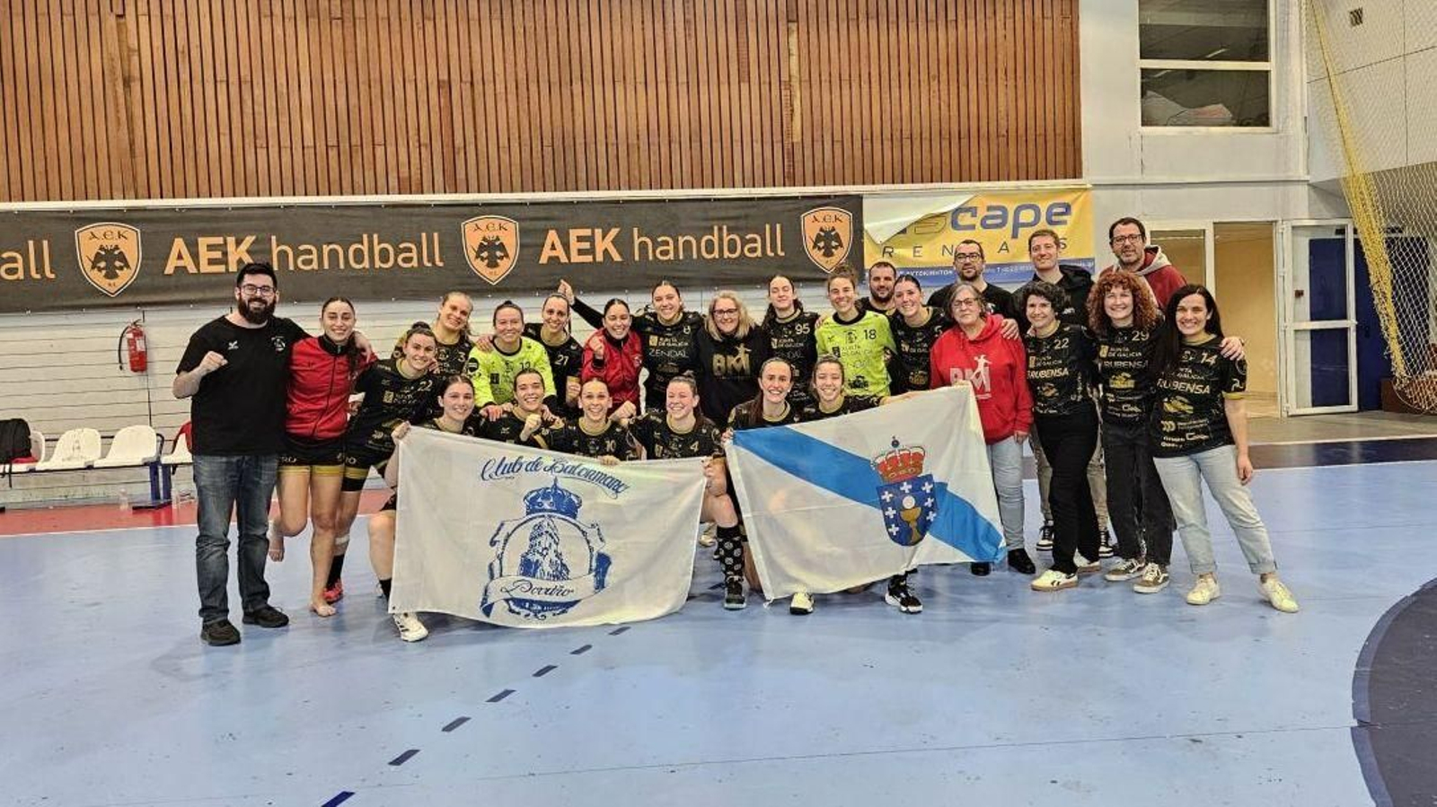 Toda la expedición porriñesa celebró sobre la pista la clasificación para las semifinales de la Copa Europea.