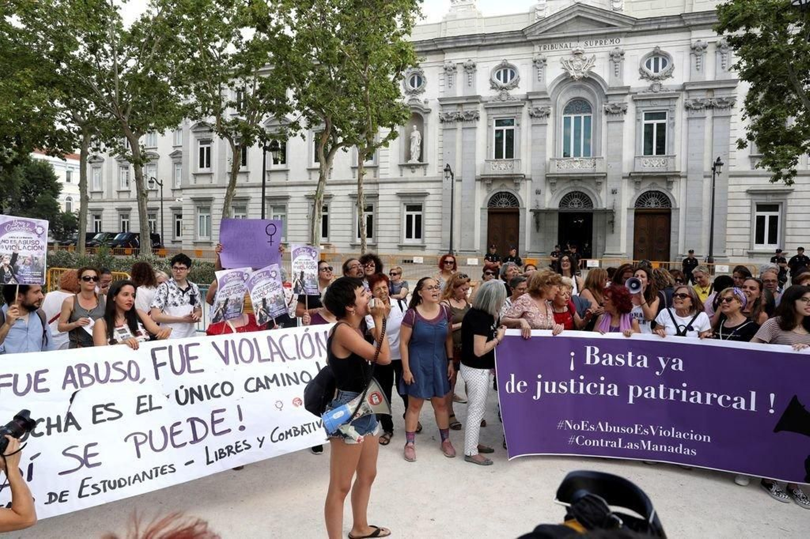 Concentración feminista a las puertas del Tribunal Supremo.