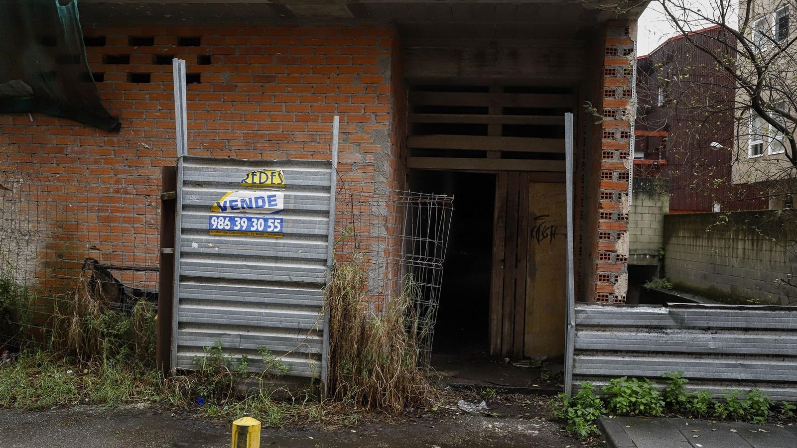 La entrada al edificio de la calle Atranco de Cangas, donde esta madrugada brigadas de la Guardia Civil accedían para desmantelar una red de distribución de ansiolíticos ilegal.